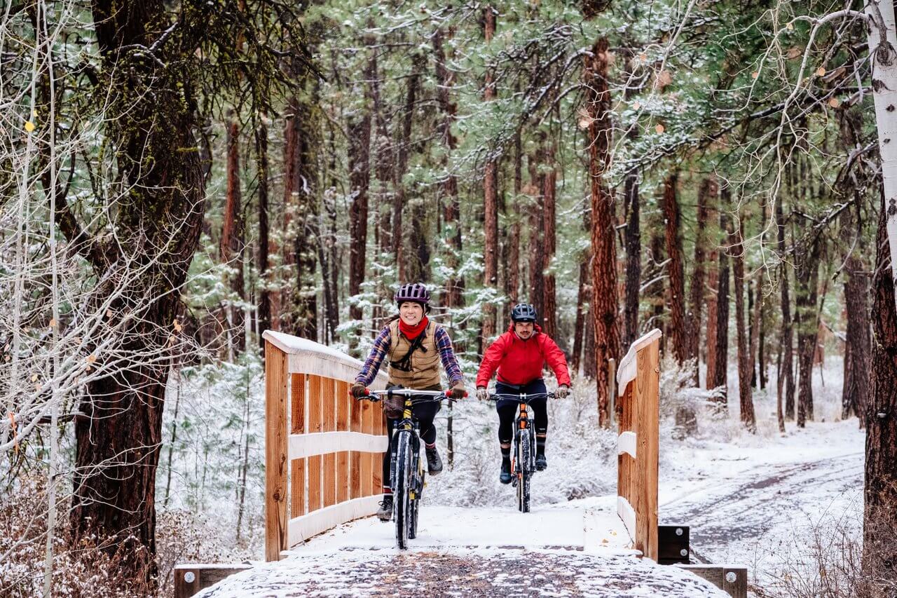 couple cycling couple cycling
